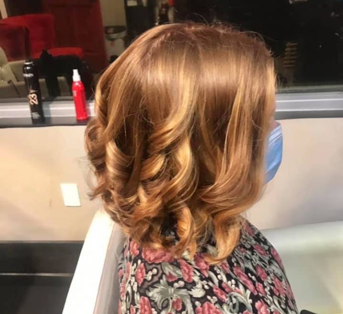 Shoulder-length strawberry blonde waves