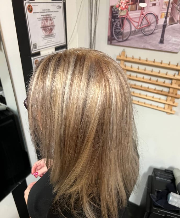 Shoulder-length hair with blended blonde highlights